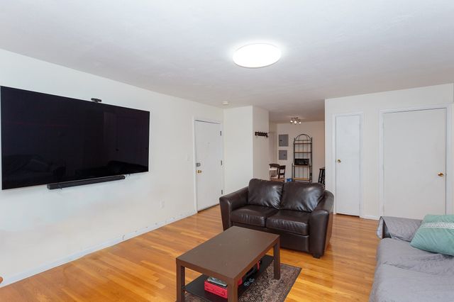 50 Seymour St 15, Boston, MA 02131