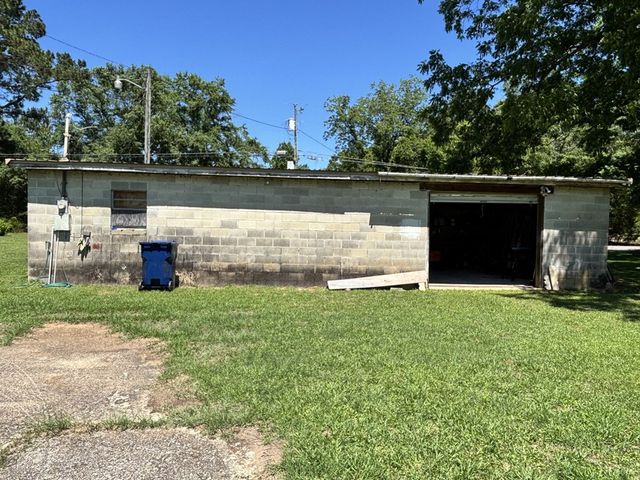712 S Broad, Cowarts, AL 36321