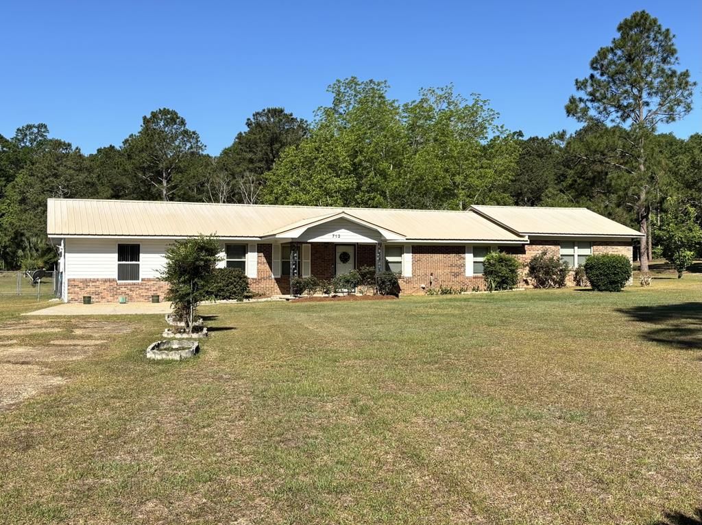 712 S Broad, Cowarts, AL 36321