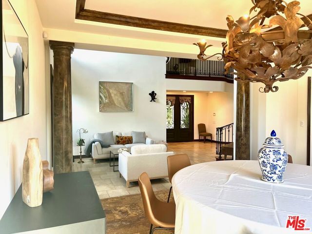 435 Woodbluff Road, Calabasas, CA 91302