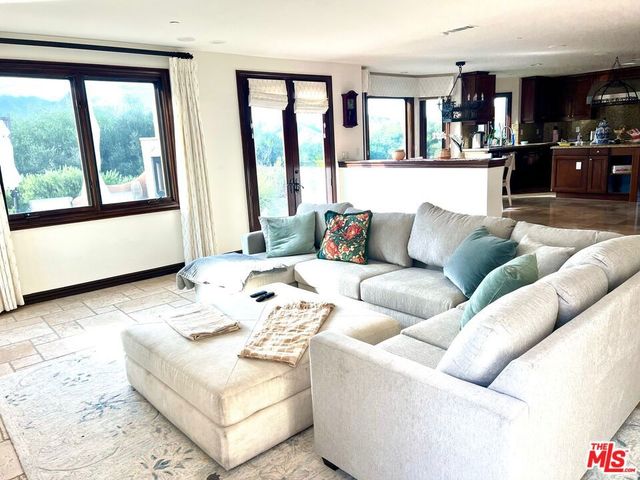 435 Woodbluff Road, Calabasas, CA 91302