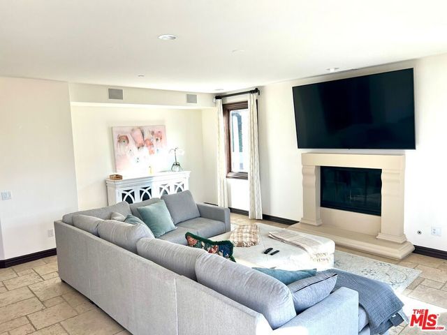 435 Woodbluff Road, Calabasas, CA 91302