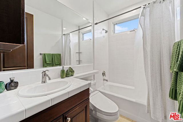 435 Woodbluff Road, Calabasas, CA 91302