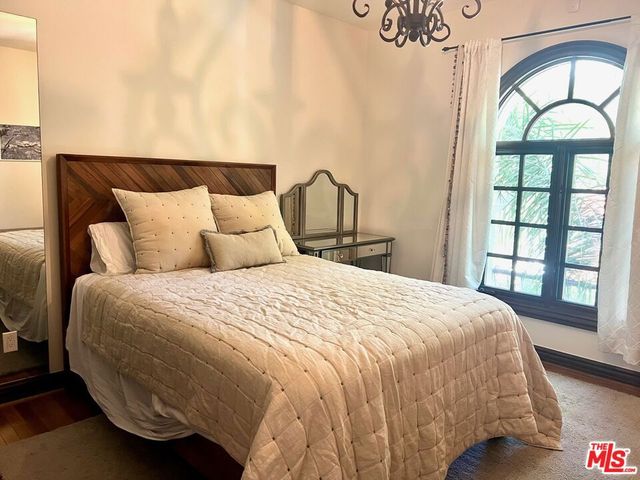 435 Woodbluff Road, Calabasas, CA 91302