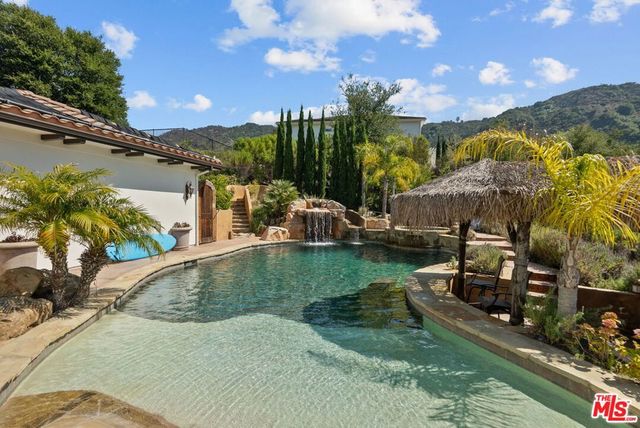 435 Woodbluff Road, Calabasas, CA 91302