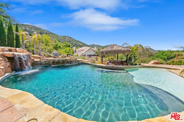 435 Woodbluff Road, Calabasas, CA 91302