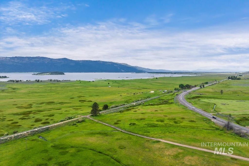 11 Stonebraker Ln, Cascade, ID 83611