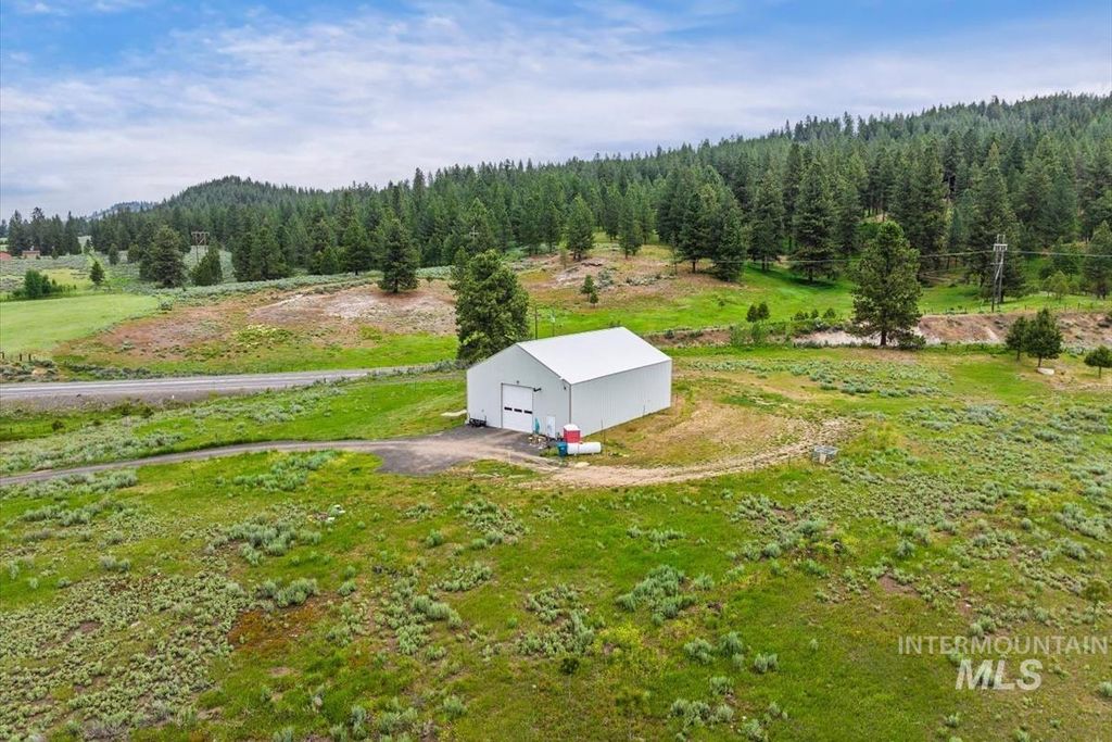 11 Stonebraker Ln, Cascade, ID 83611 photo 3