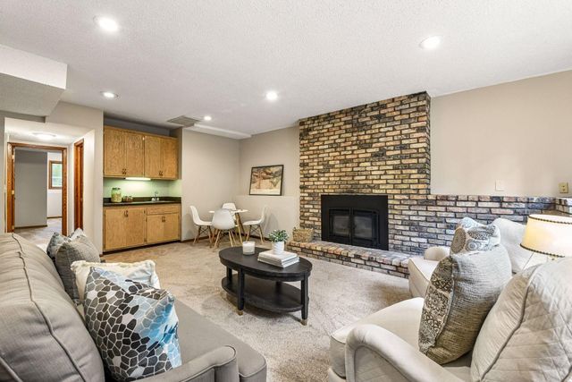 18710 28th Avenue N, Plymouth, MN 55447