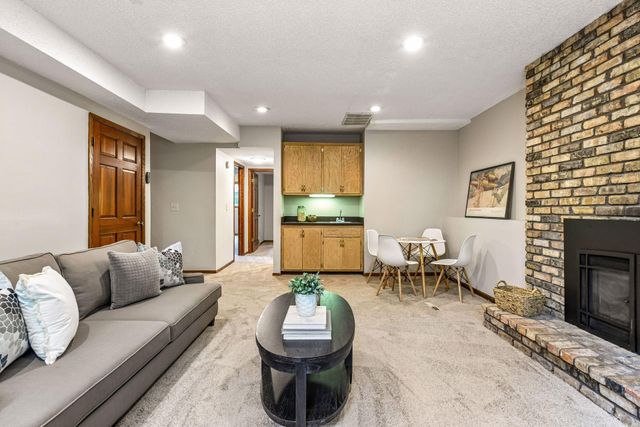 18710 28th Avenue N, Plymouth, MN 55447