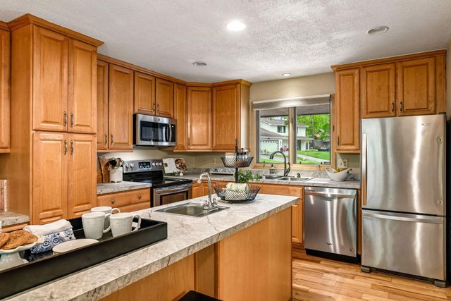 18710 28th Avenue N, Plymouth, MN 55447