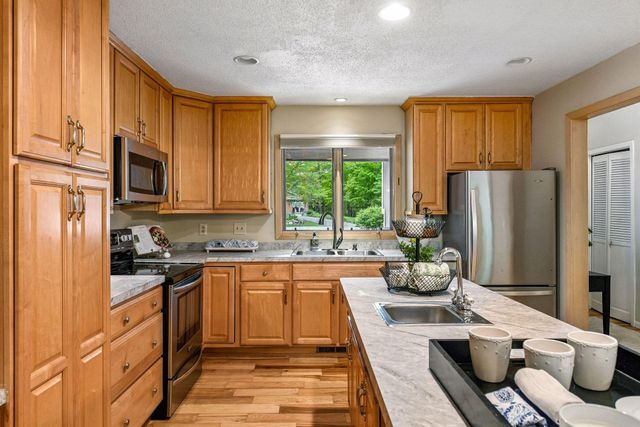 18710 28th Avenue N, Plymouth, MN 55447