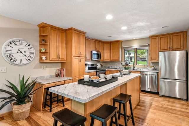 18710 28th Avenue N, Plymouth, MN 55447