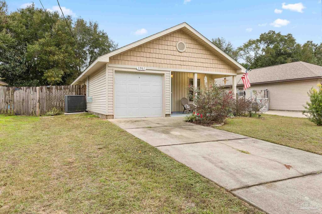 3963 Edgefield St, Pace, FL 32571