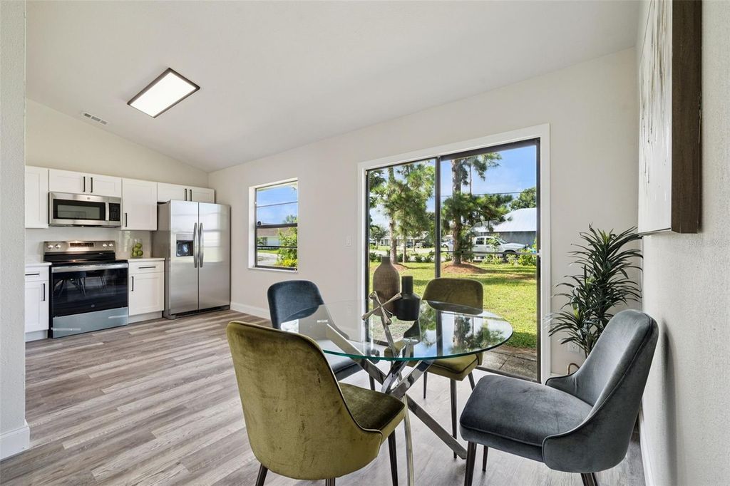 Image 13 of property listing at 664 25TH STREET SW, Vero Beach, FL 32962