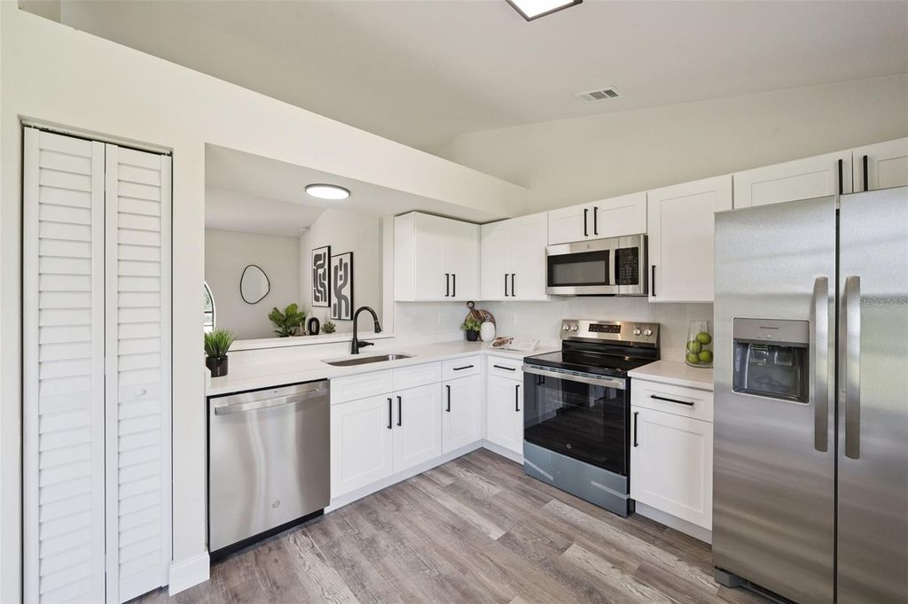 Image 15 of property listing at 664 25TH STREET SW, Vero Beach, FL 32962