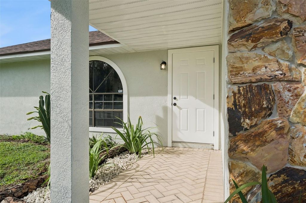 Image 6 of property listing at 664 25TH STREET SW, Vero Beach, FL 32962
