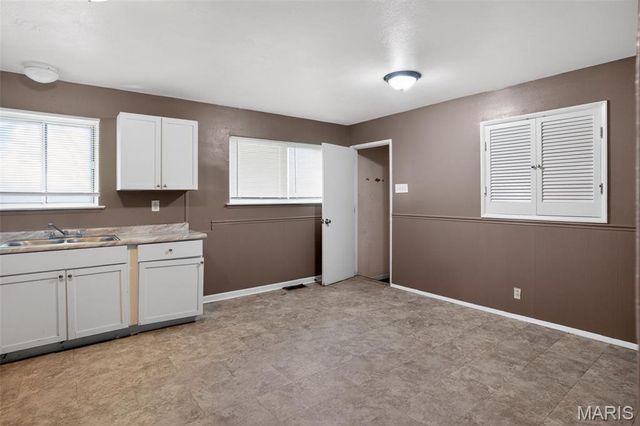 1752 Hudson Road, St Louis, MO 63136