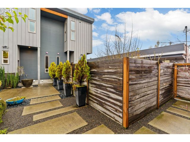 1460 WILLAMETTE St, Eugene, OR 97401