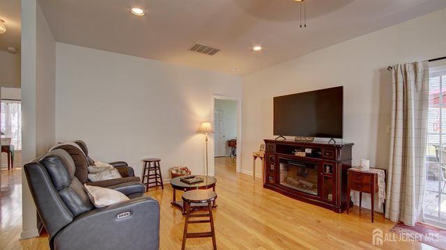 13 High Street, Helmetta, NJ 08828