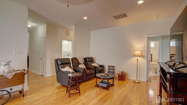 13 High Street, Helmetta, NJ 08828
