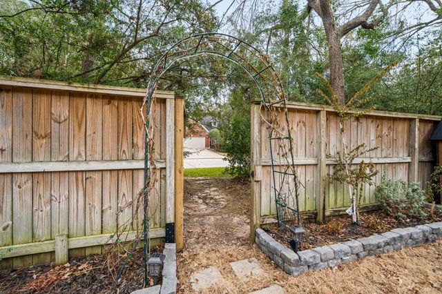 103 S Piper Trace, Spring, TX 77381