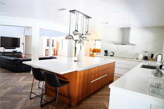 18901 SW 50th ST, Southwest Ranches, FL 33332