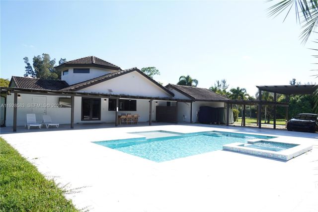 18901 SW 50th ST, Southwest Ranches, FL 33332