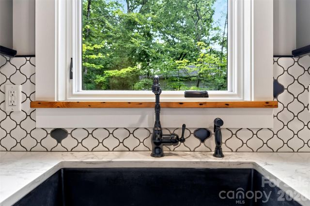 78 Tupper Road, Black Mountain, NC 28711