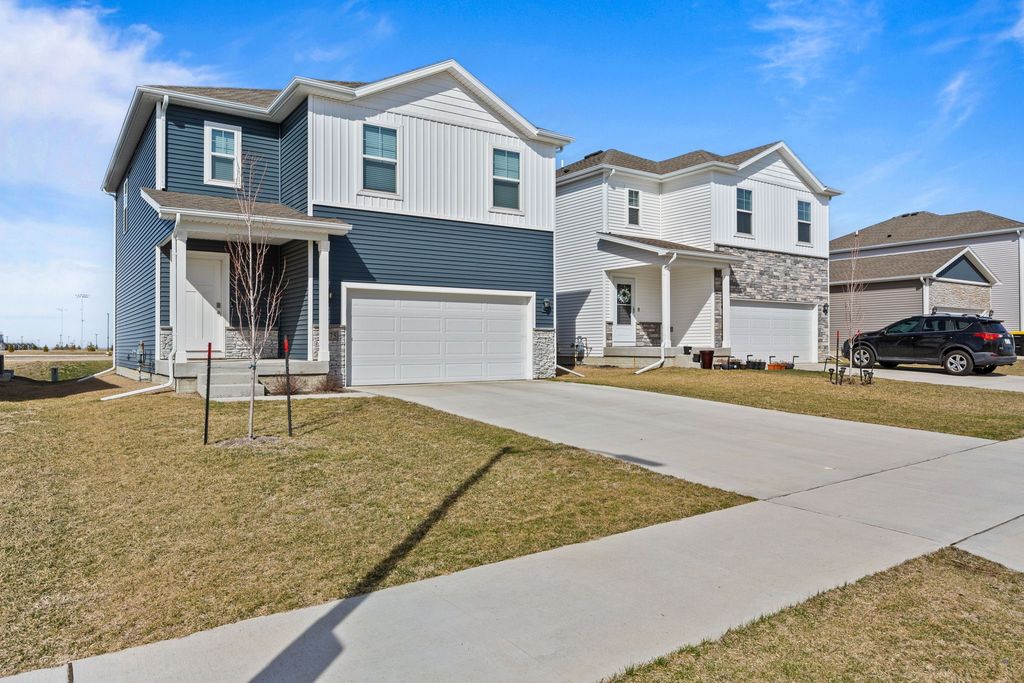 1275 NW Williamsburg Lane, Waukee, IA 50263