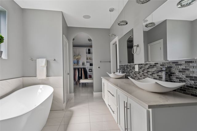 9112 Abram Drive, West Des Moines, IA 50266