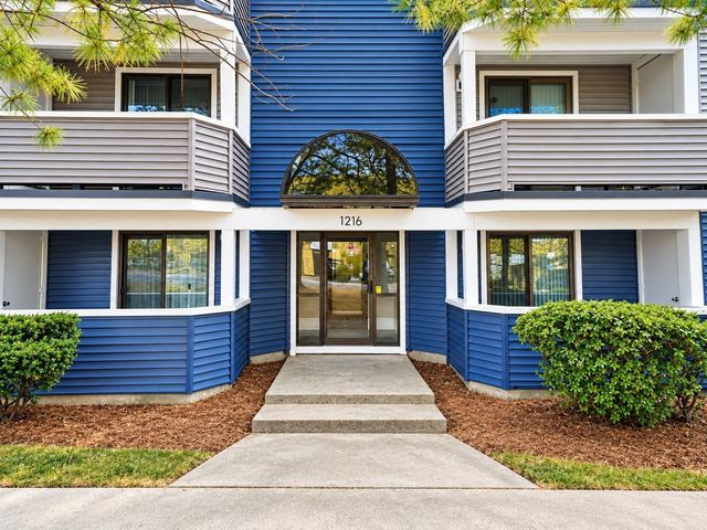 1216 Vfw Pkwy 41, Boston, MA 02132