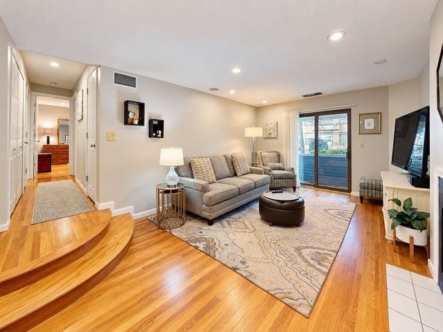 1216 Vfw Pkwy 41, Boston, MA 02132
