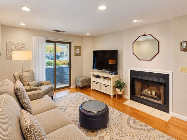 1216 Vfw Pkwy 41, Boston, MA 02132