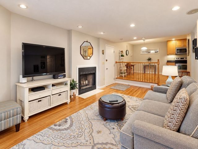 1216 Vfw Pkwy 41, Boston, MA 02132