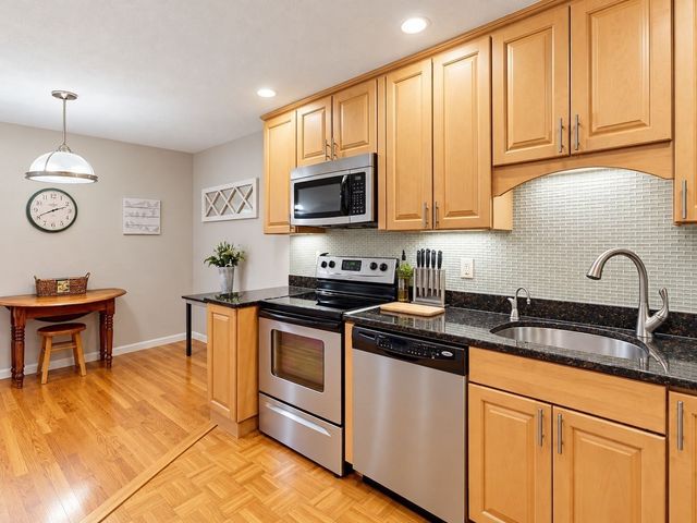 1216 Vfw Pkwy 41, Boston, MA 02132