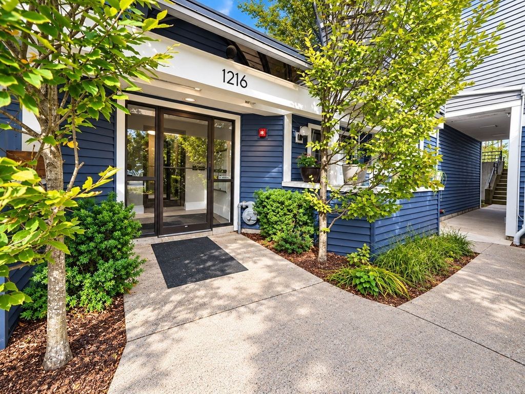1216 Vfw Pkwy 41, Boston, MA 02132