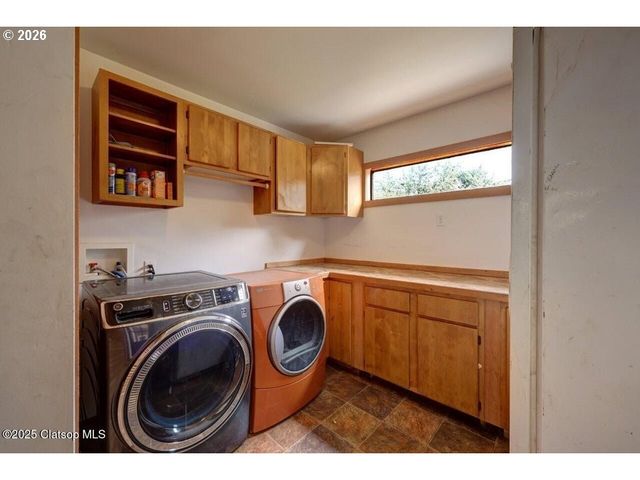 42684 HILLCREST Loop, Astoria, OR 97103