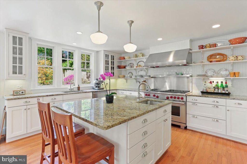 Image 11 of property listing at 11012 MONTROSE AVE, Garrett Park, MD 20896