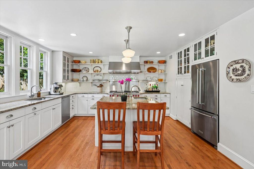 Image 12 of property listing at 11012 MONTROSE AVE, Garrett Park, MD 20896