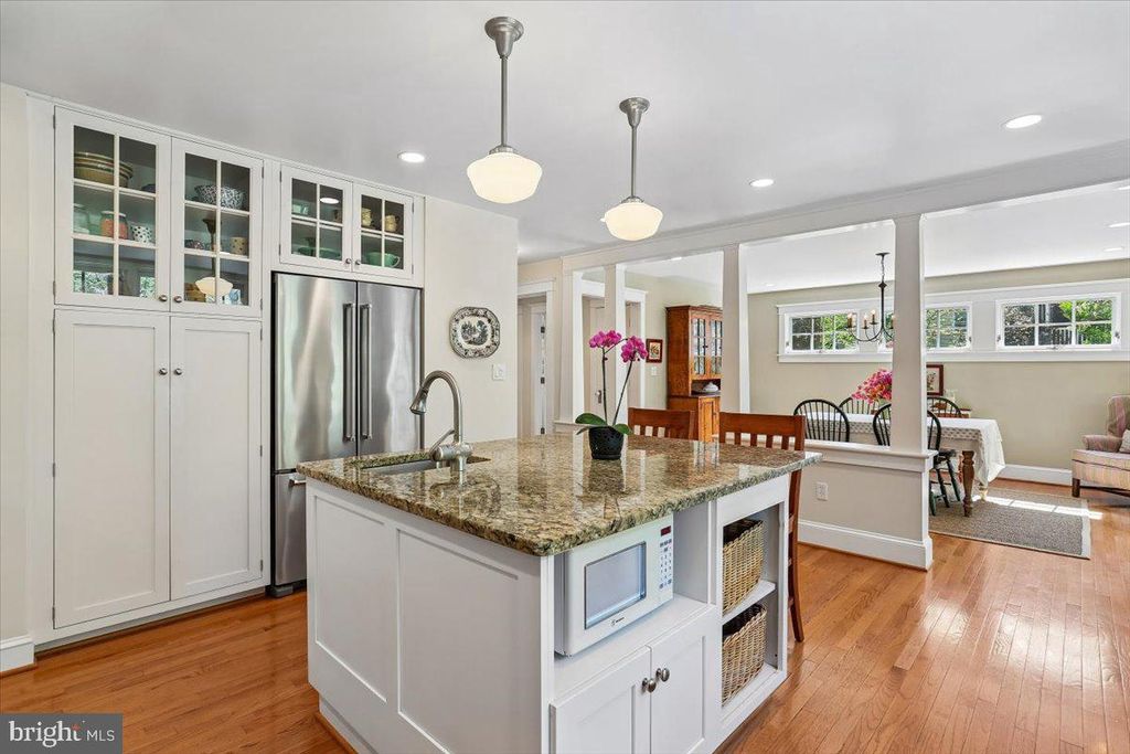 Image 14 of property listing at 11012 MONTROSE AVE, Garrett Park, MD 20896