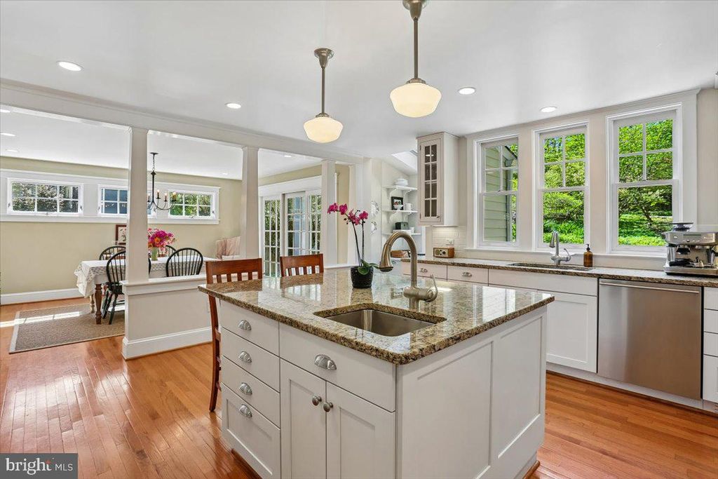 Image 15 of property listing at 11012 MONTROSE AVE, Garrett Park, MD 20896