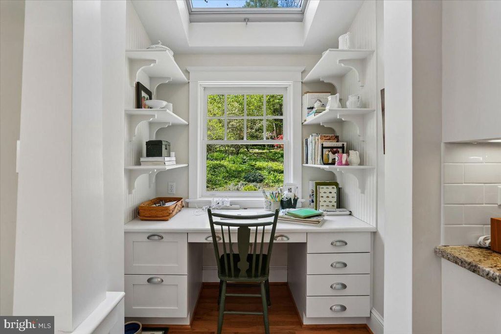 Image 16 of property listing at 11012 MONTROSE AVE, Garrett Park, MD 20896