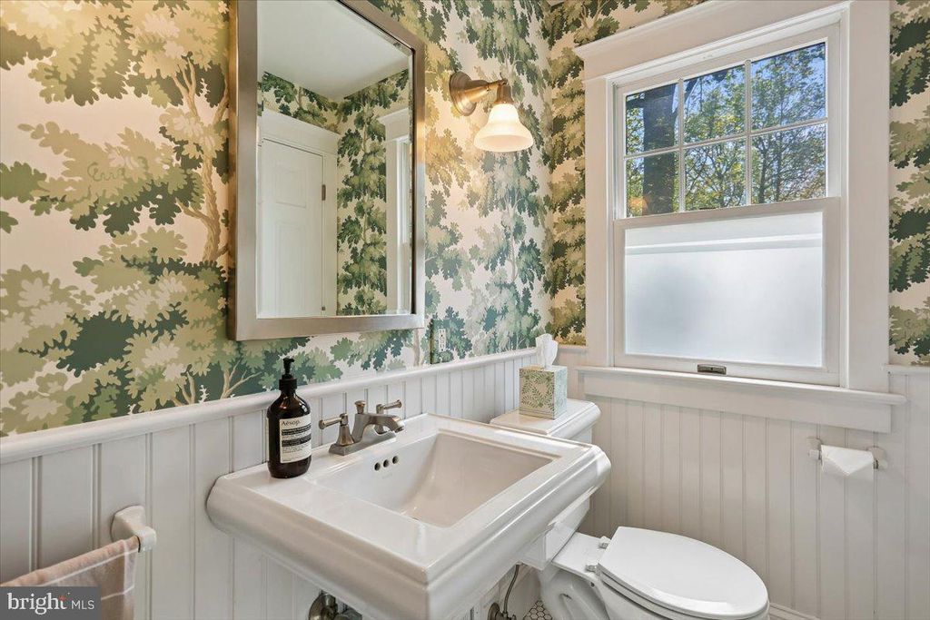 Image 17 of property listing at 11012 MONTROSE AVE, Garrett Park, MD 20896