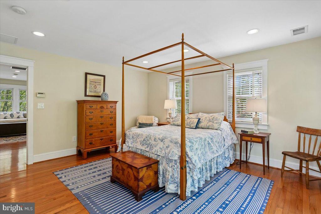 Image 29 of property listing at 11012 MONTROSE AVE, Garrett Park, MD 20896