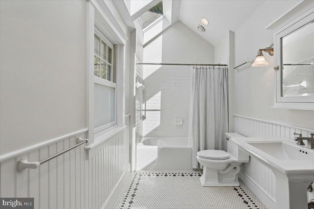 Image 30 of property listing at 11012 MONTROSE AVE, Garrett Park, MD 20896