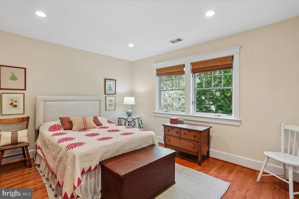 Image 31 of property listing at 11012 MONTROSE AVE, Garrett Park, MD 20896