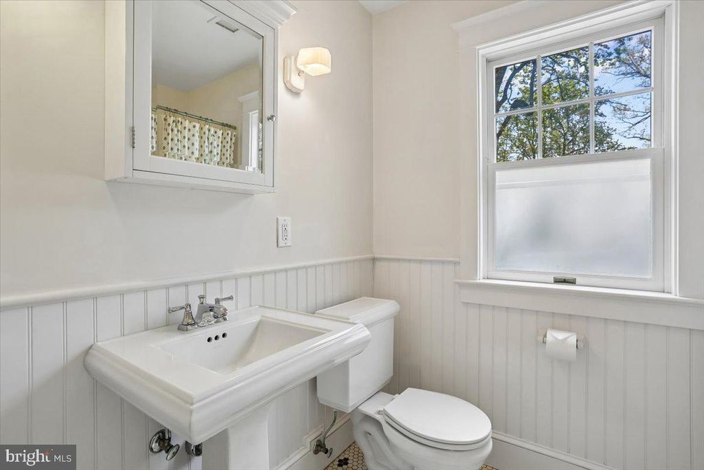 Image 33 of property listing at 11012 MONTROSE AVE, Garrett Park, MD 20896