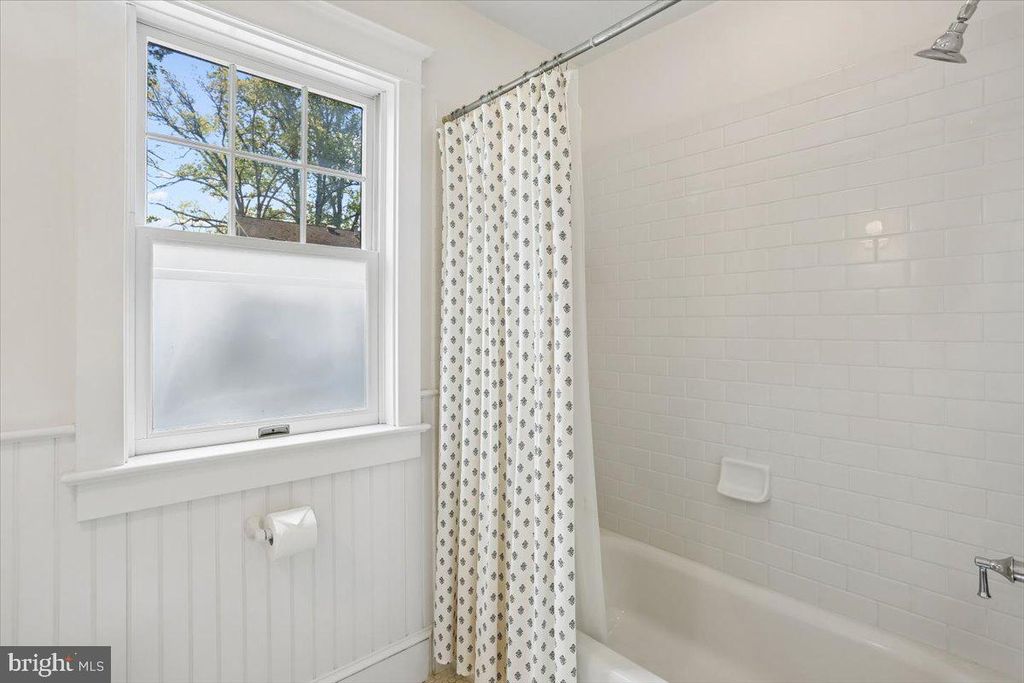 Image 34 of property listing at 11012 MONTROSE AVE, Garrett Park, MD 20896