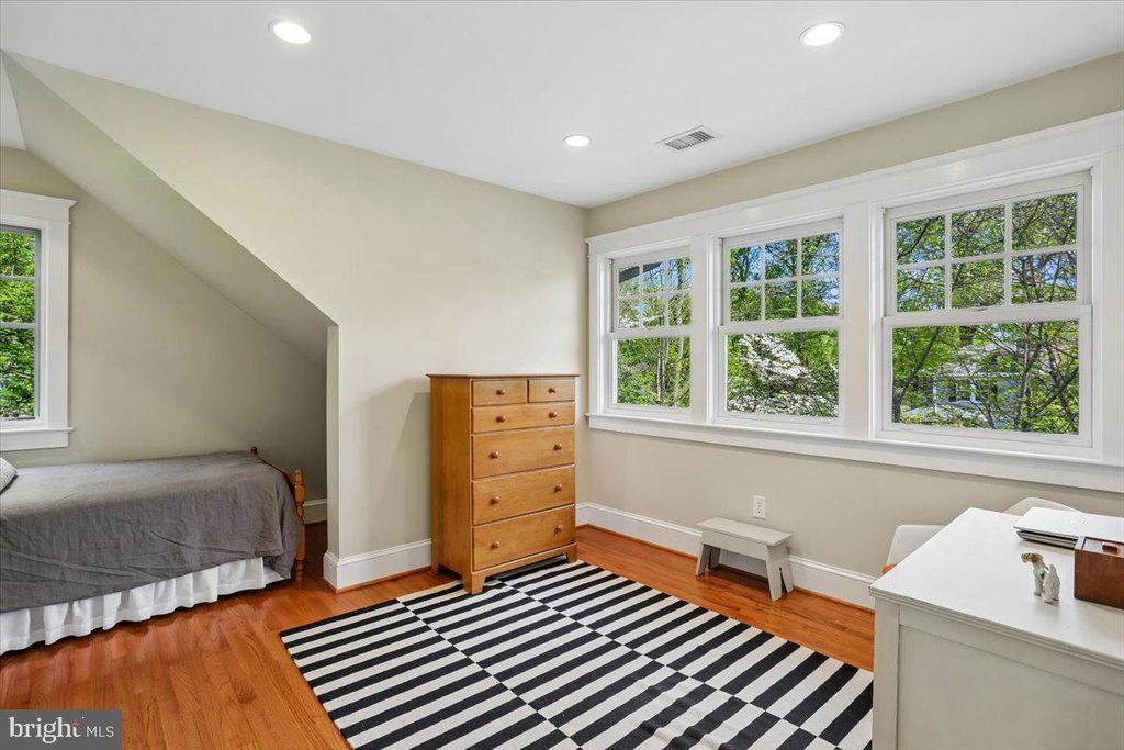 Image 35 of property listing at 11012 MONTROSE AVE, Garrett Park, MD 20896